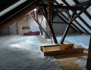 Zateplení stropu bytového domu pomocí foukané izolace